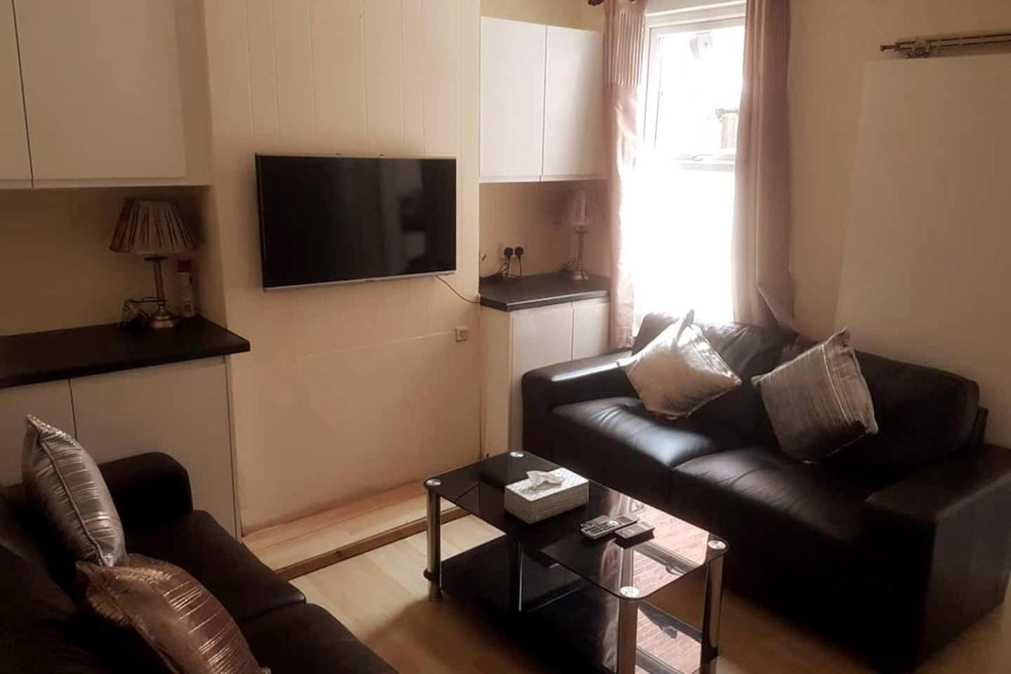 Central 4 Bedrooms W Parking *