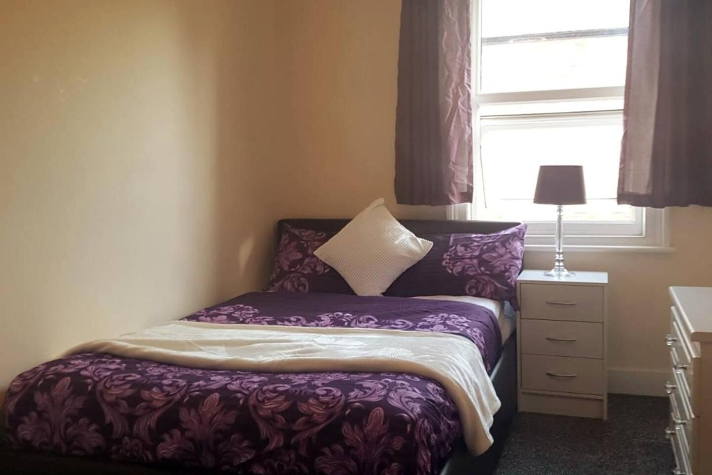 Central 4 Bedrooms W Parking Holiday home Reading