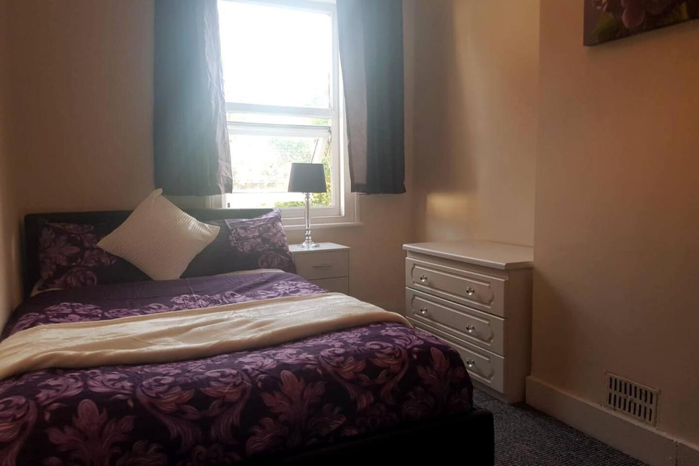 Holiday home Central 4 Bedrooms W Parking Reading
