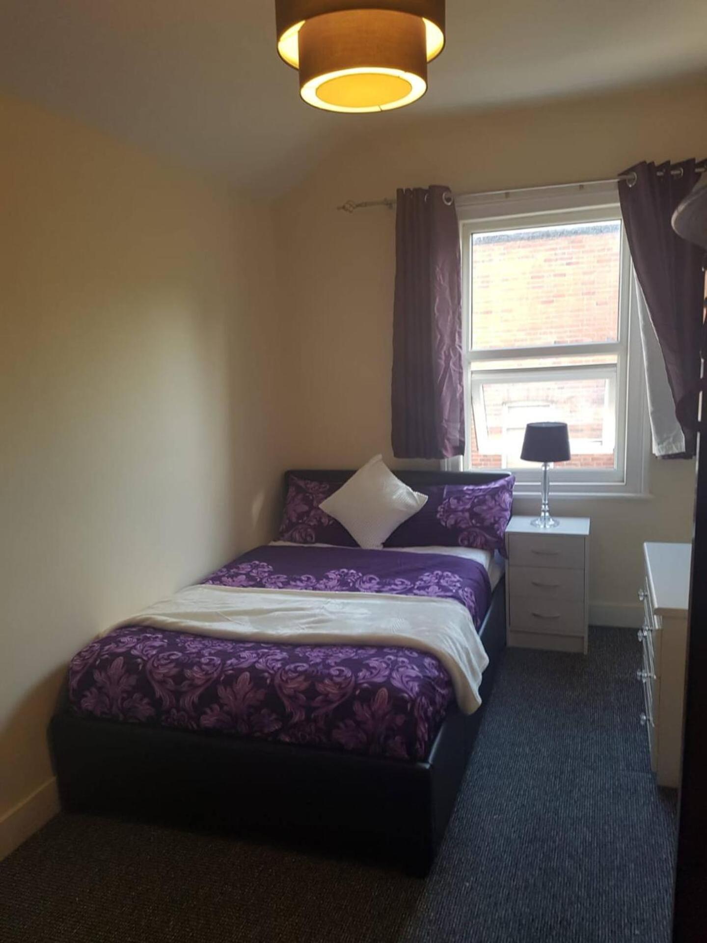 Holiday home Central 4 Bedrooms W Parking Reading