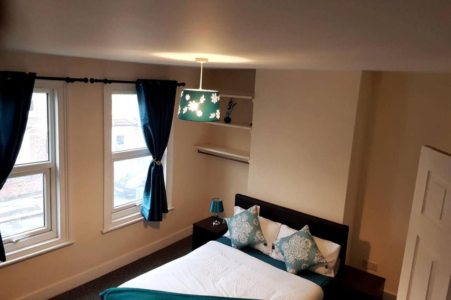 Central 4 Bedrooms W Parking *